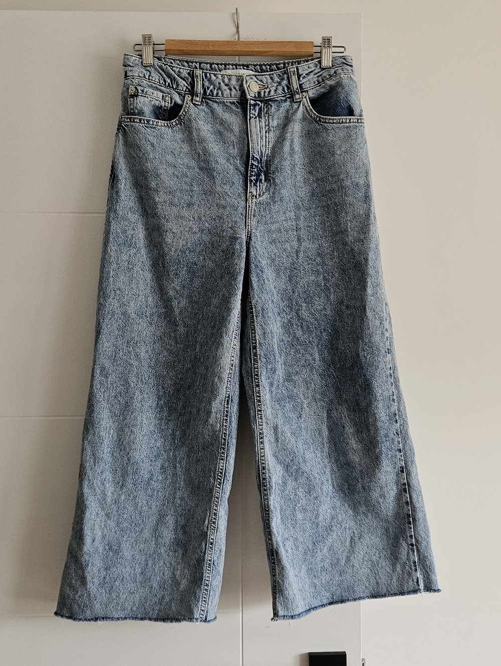 ๐ฒโฌ๏ธDynamite High Waisted Wide Leg Raw Hem Light Wash Jeans size 28